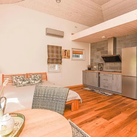 Geltondvaris Apartment